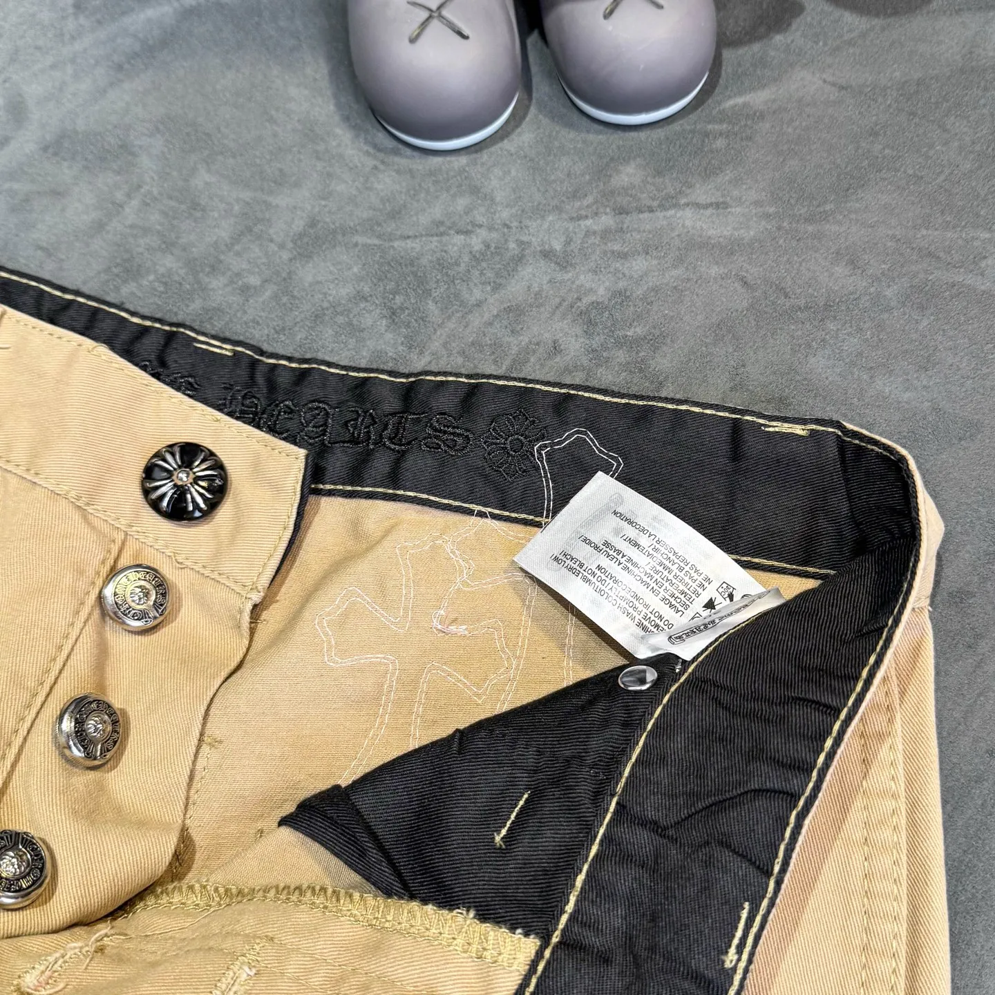 P270 CHROME HEARTS 2025 new khaki logging pink checkerboard cross leather couple style loose jeans Top ceiling quality Styles with different washed textures are very friendly to people with thin legs and thick legs. The straight and loose version is very flattering to the leg shape. The moderate length will never go out of style, easy to match with casually, the basic styling of various styles, a must-have in the wardrobe! The fabric is stiff but also makes the upper body soft without losing texture. The washing process is even more perfect. It is a must-have item for everyone! ! ! Color: Khaki Size: 28/30/32/34 Waist: 75/80/85/90 Knee: 45.5/47/48.5/50 Pants length: 102/104/106/108
